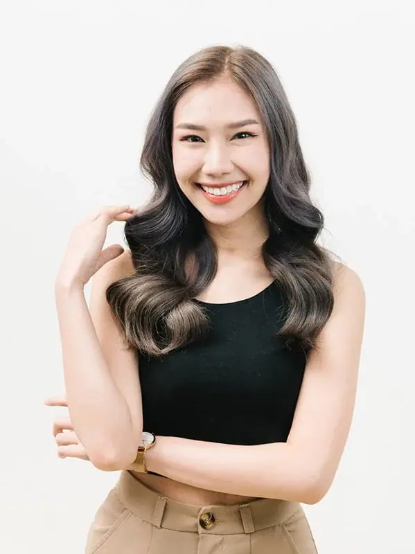 ผลงานสีผมโทนเข้มประกายหม่นพร้อมลอนจัดทรงจาก Cozy Salon