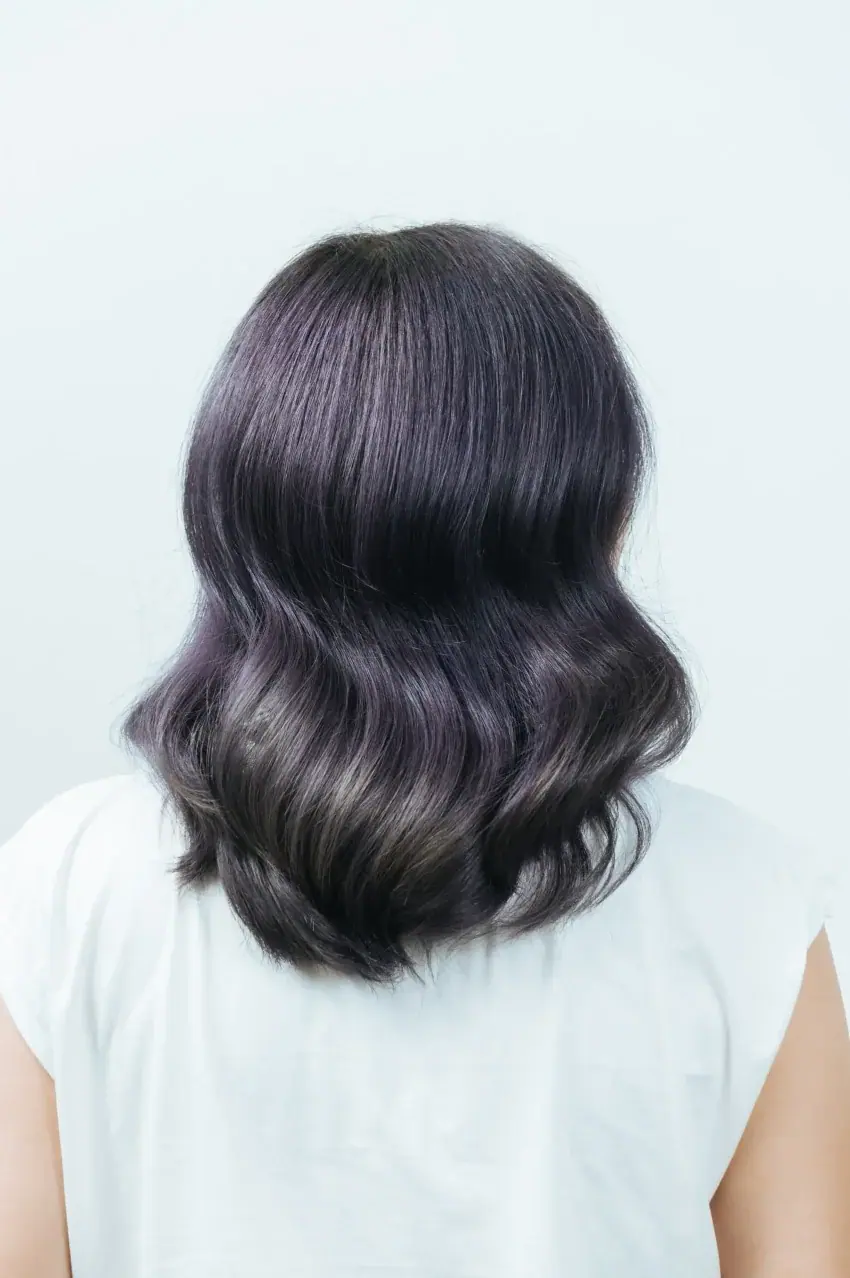 ผลงานสีผมเข้มประกายหม่นและลอนผมมุมด้านหลัง จากหมวดทำสี Cozy Salon