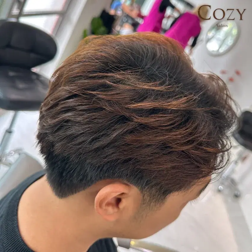 ผลงานผมผู้ชายทรงสั้นสีน้ำตาลมุมด้านข้าง จาก Cozy Salon