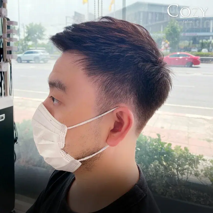 ผลงานผมผู้ชายทรงสั้นเปิดข้าง จากแกลเลอรี Cozy Salon