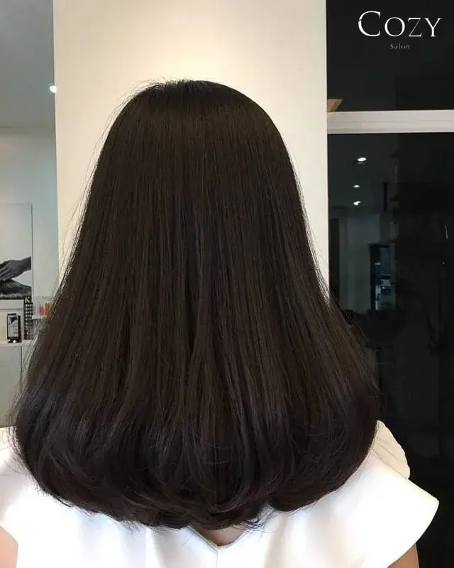 ผลงานผมประบ่าปลายงุ้มมุมด้านหลัง จากหมวดงานดัด Cozy Salon