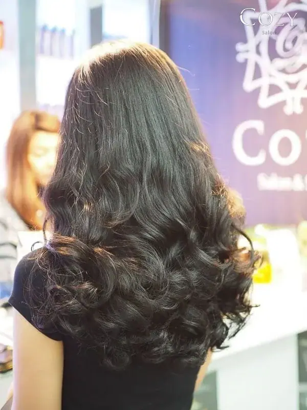 ผลงานลอนผมยาวมีวอลลุ่มมุมด้านหลัง จากหมวดงานดัด Cozy Salon